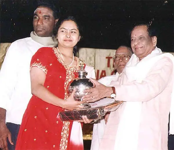 Archana V. Bennur receiving an award